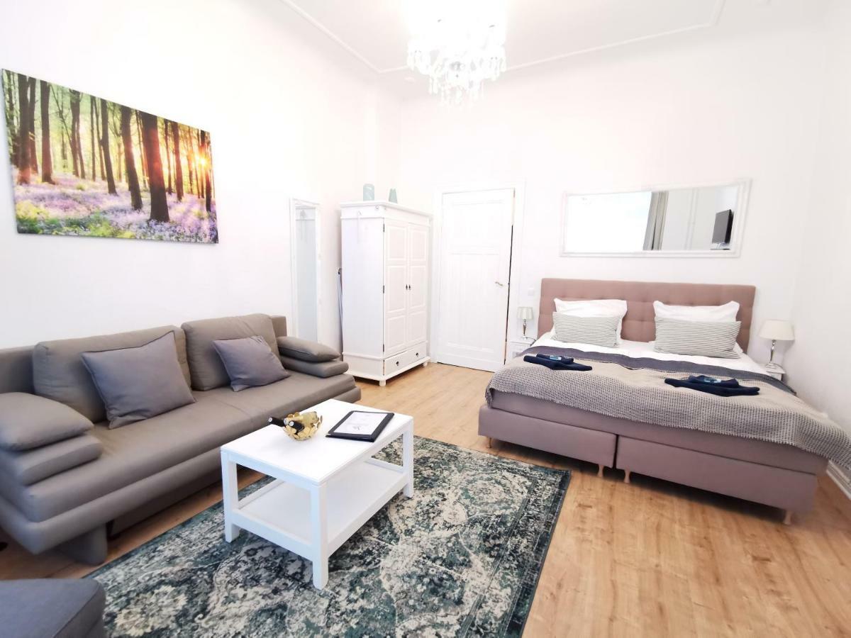 Kvh By Rockchair L Superhost Status L Boxspringbett Am Schloss Charlottenburg Welcomes You! Apartment *